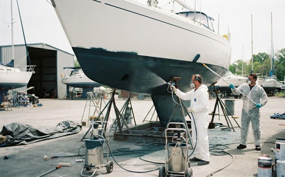 Appliquer sa peinture antifouling au rouleau ou au pistolet airless