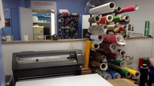 Personnaliser les surfaces vitrées avec le lettrage de vinyle