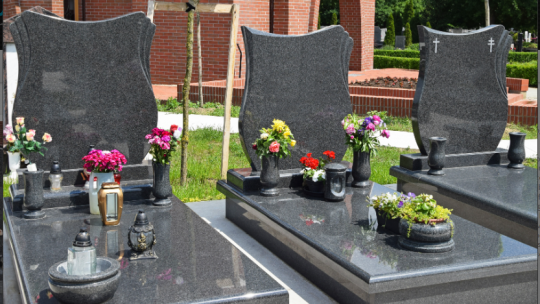 Monument funéraire sur mesure : de la conception 3D à la pose