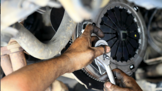 Volant moteur bicourroie et embrayage : faut-il changer les deux en même temps ?