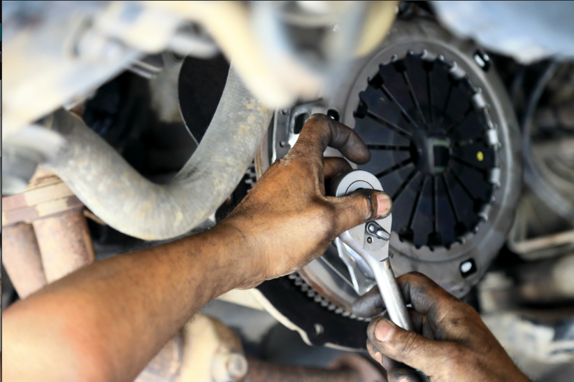 Volant moteur bicourroie et embrayage : faut-il changer les deux en même temps ?