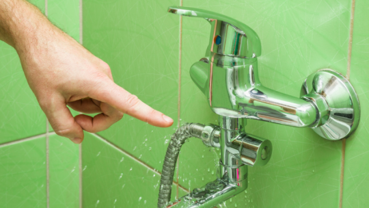 Fuite d&rsquo;eau et facture qui explose : comment diagnostiquer rapidement la cause ?