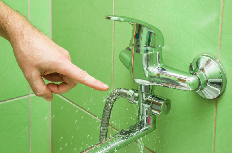 Fuite d&rsquo;eau et facture qui explose : comment diagnostiquer rapidement la cause ?
