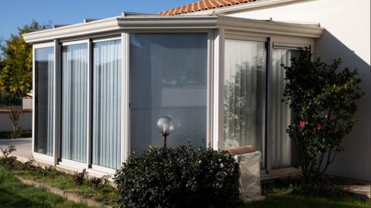 Comment le choix des vitrages transforme le confort d&rsquo;une extension de maison ?