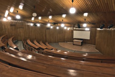 Spotlights Fresnel en auditorium : sublimer les intervenants sans ombres dures