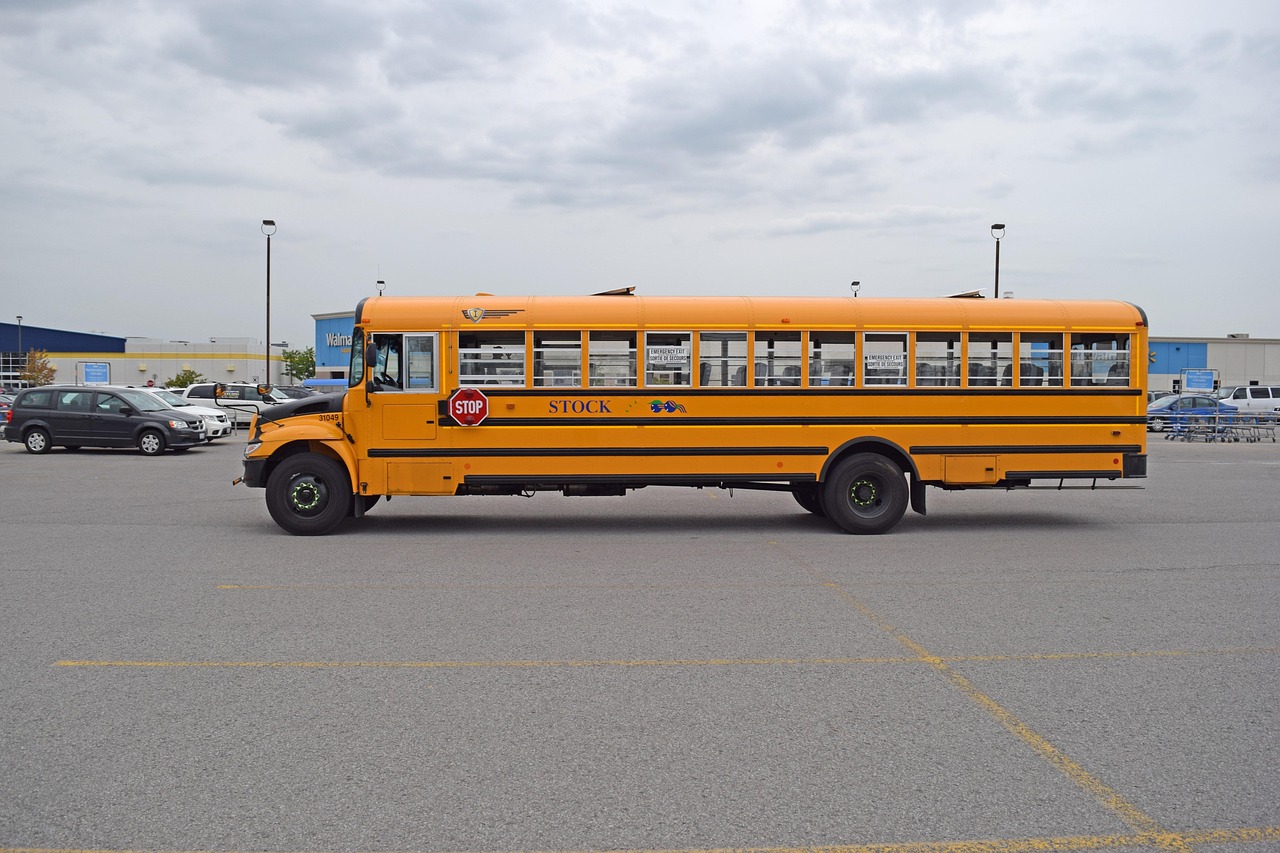 découvrez les mesures essentielles pour assurer la sécurité des élèves dans les transports scolaires, de la montée dans le bus jusqu’à leur arrivée.