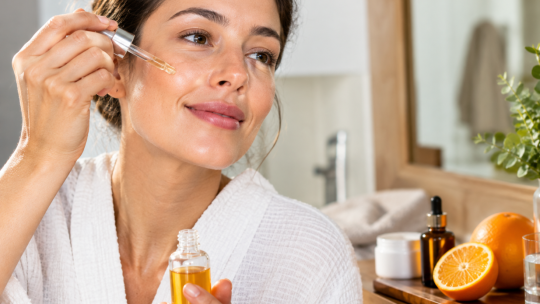 Vitamine C le matin : le booster d&rsquo;éclat anti-âge indispensable