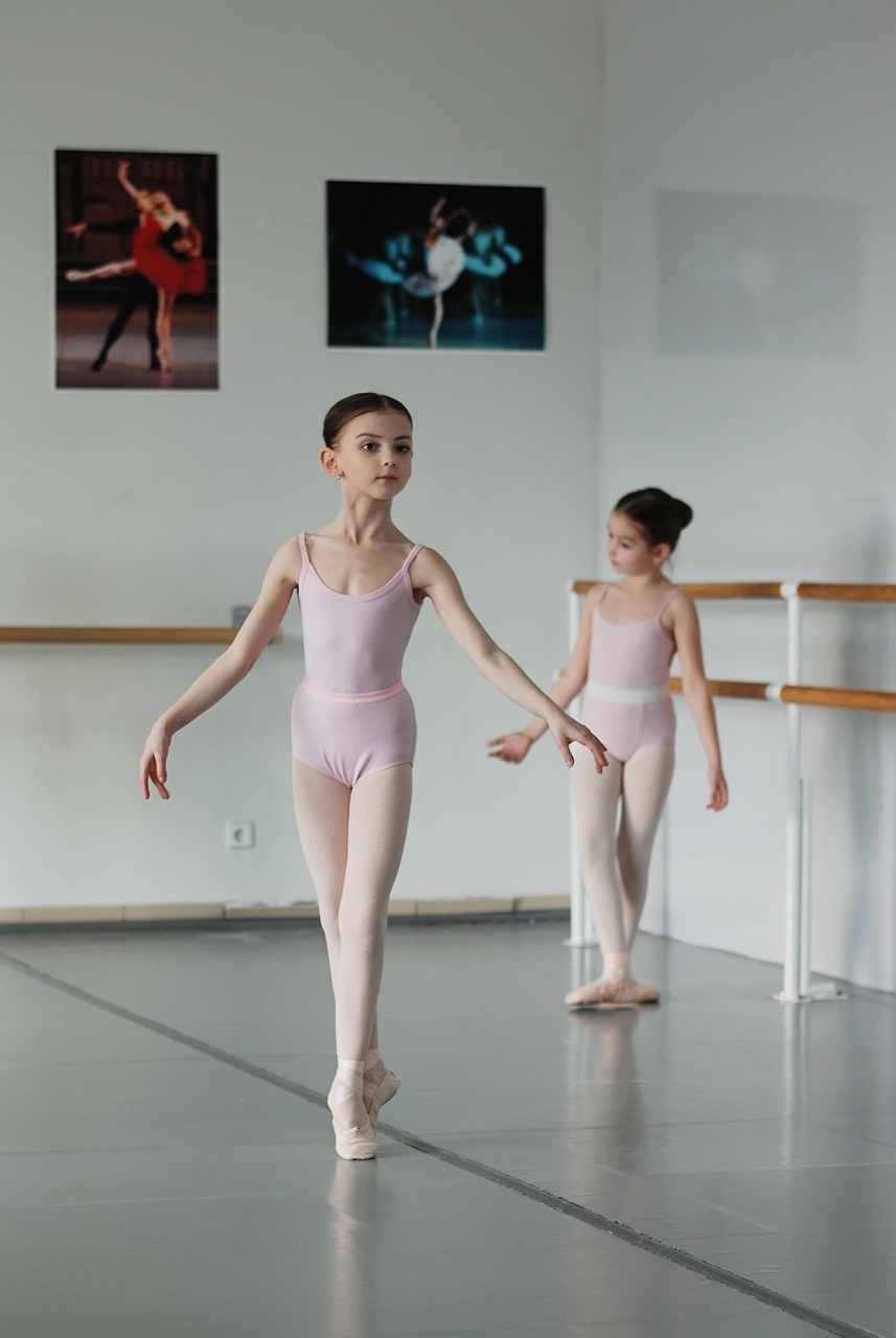 découvrez les principaux termes du ballet, leur signification et leur usage pour mieux comprendre les mouvements, les positions et les figures de la danse classique.