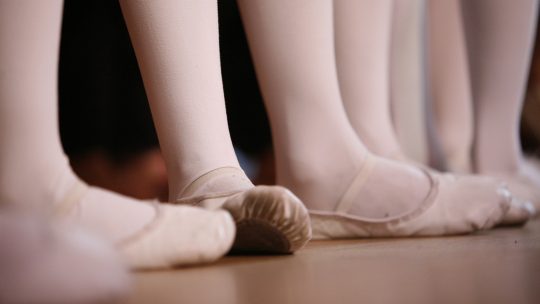 Vocabulaire : comprendre les termes plié, jeté et arabesque