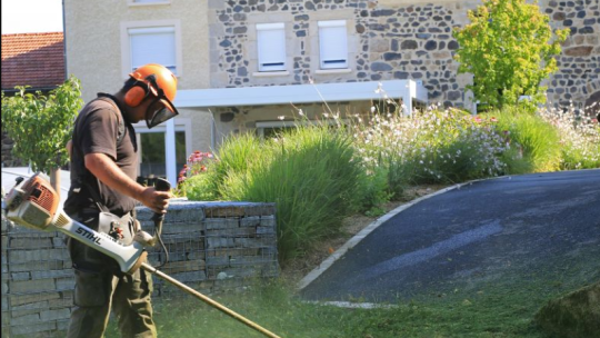 Votre plan d&rsquo;attaque pour un débroussaillage efficace et une terrasse superbe