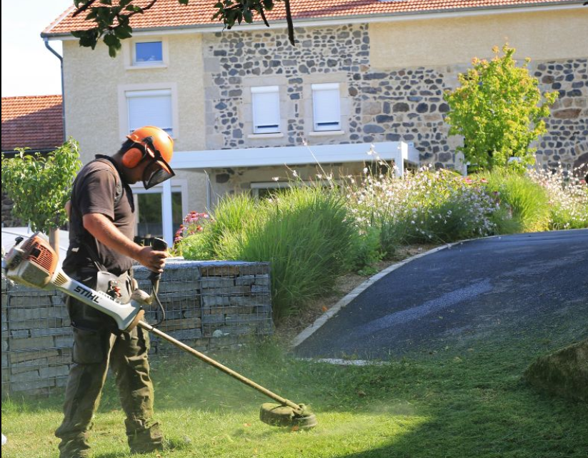 Votre plan d&rsquo;attaque pour un débroussaillage efficace et une terrasse superbe